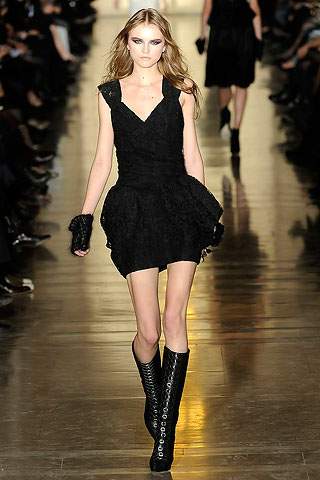 Vestido negro labrado escote espejo falda con capas Jill Stuart